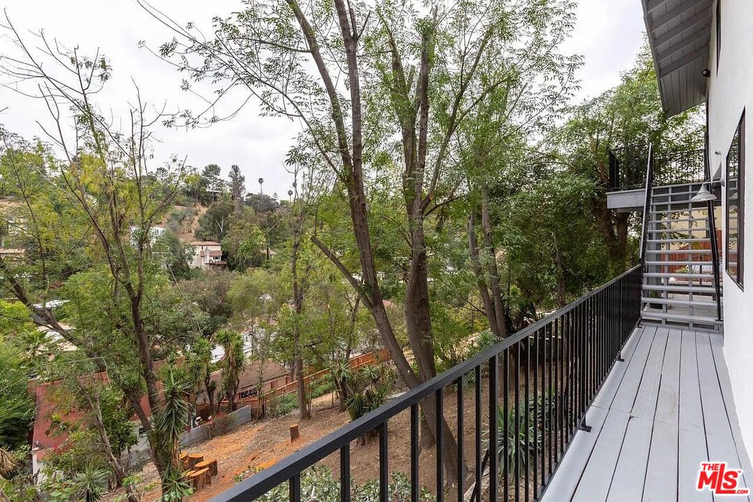 858 Oneonta Dr