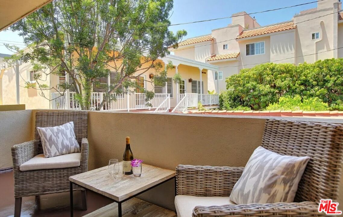852 17th St Unit: 1