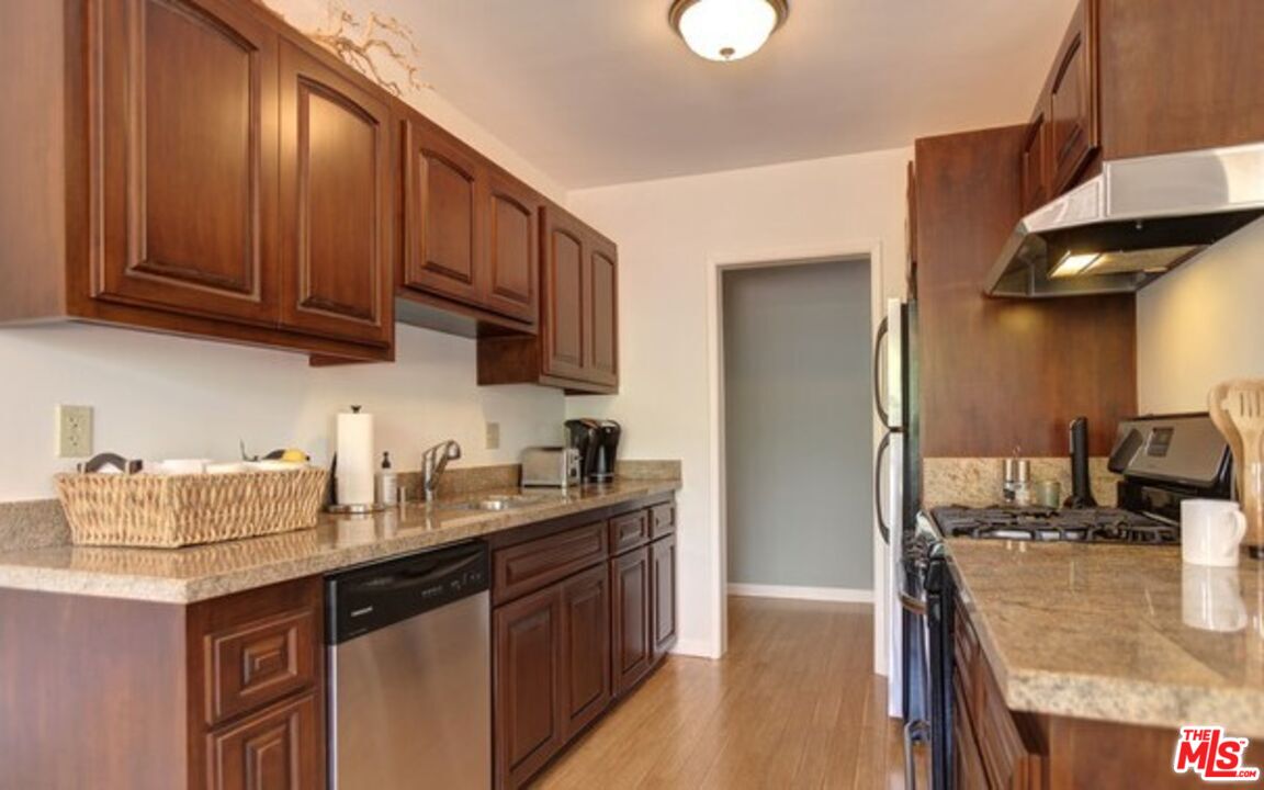 852 17th St Unit: 1