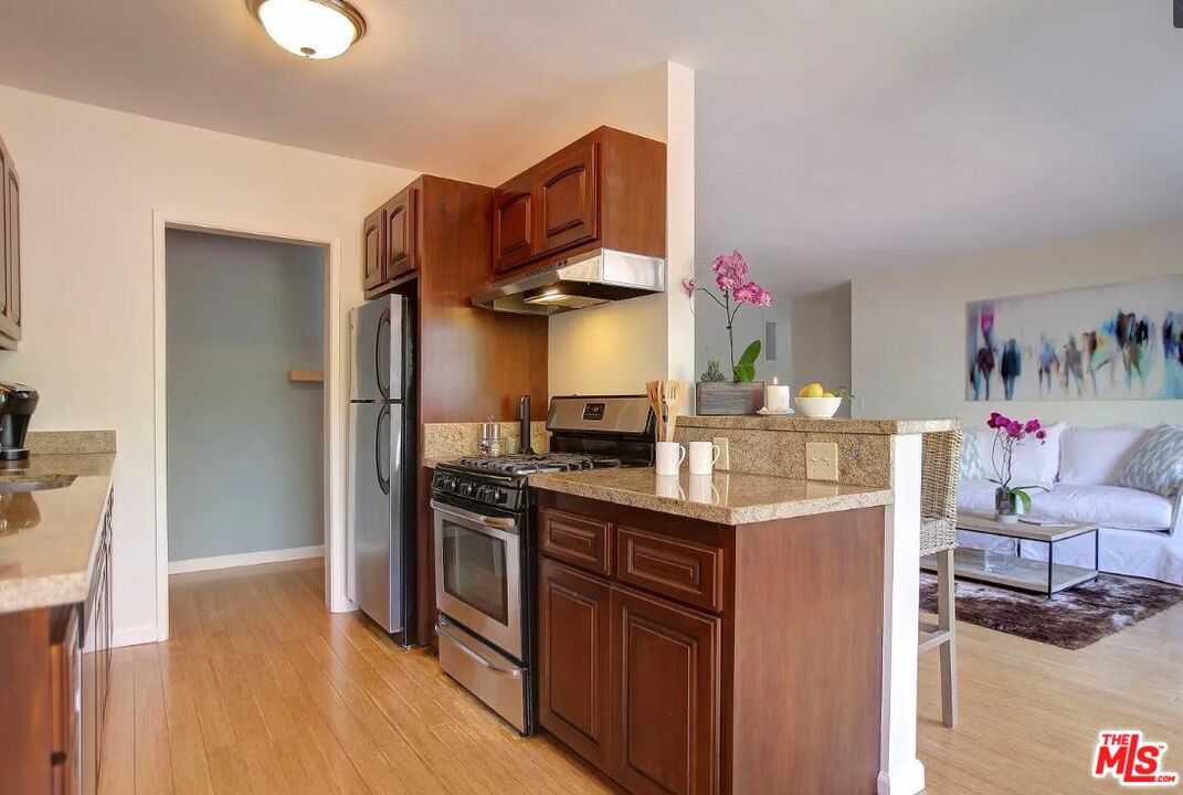 852 17th St Unit: 1