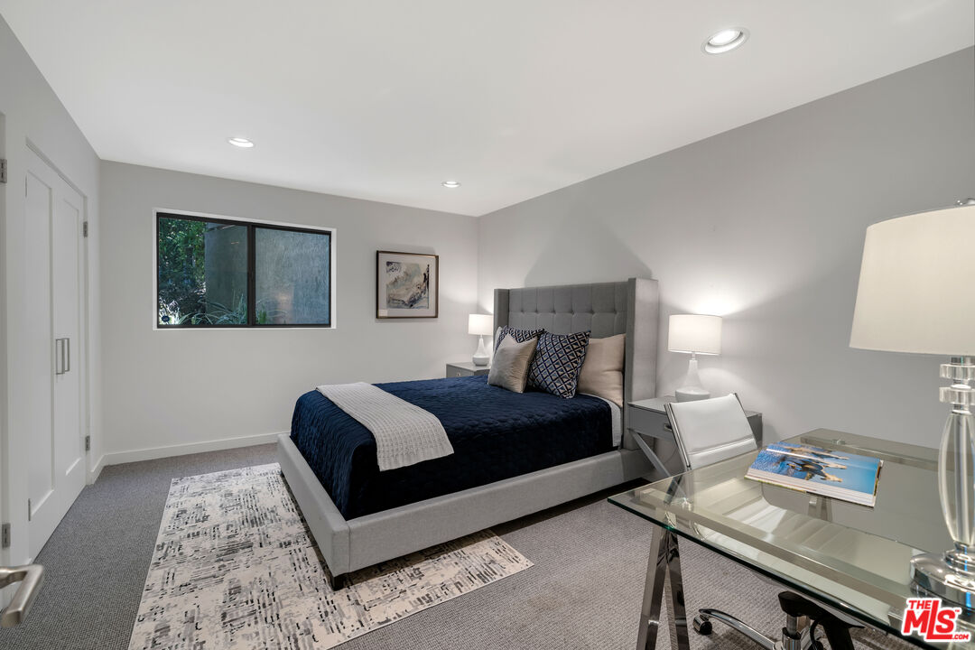 3386 Mandeville Canyon Rd