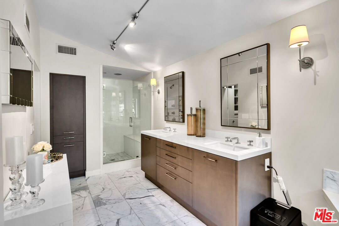 3386 Mandeville Canyon Rd