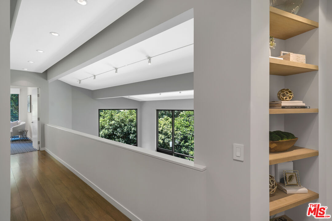 3386 Mandeville Canyon Rd