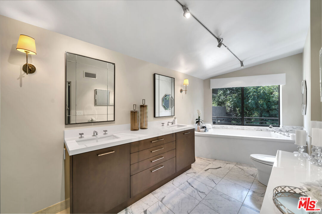 3386 Mandeville Canyon Rd
