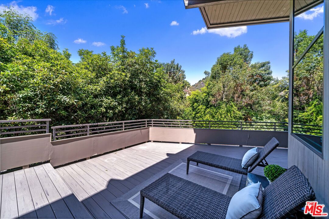 3386 Mandeville Canyon Rd
