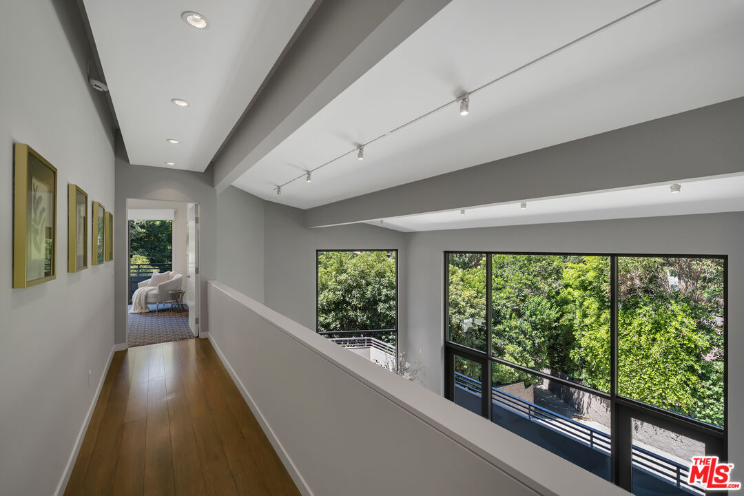 3386 Mandeville Canyon Rd