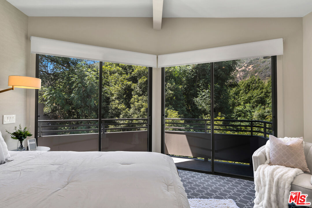 3386 Mandeville Canyon Rd