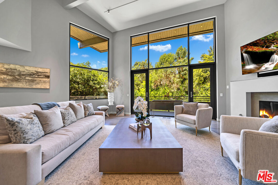 3386 Mandeville Canyon Rd