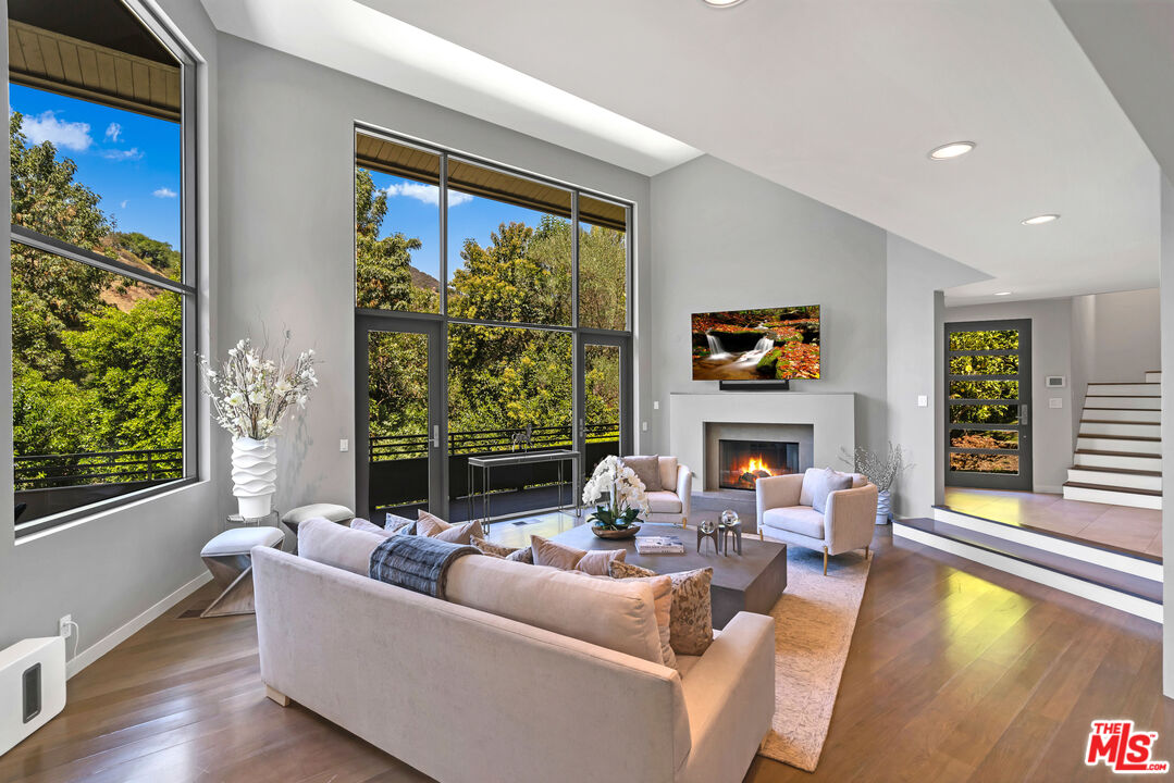 3386 Mandeville Canyon Rd