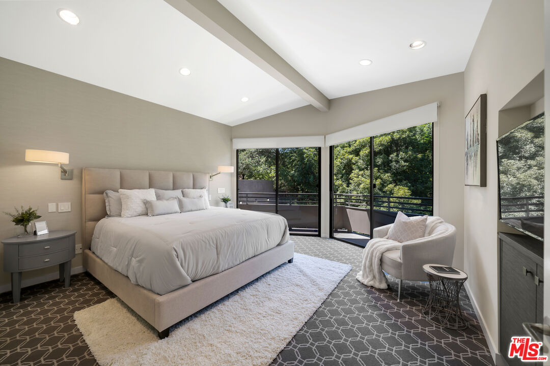 3386 Mandeville Canyon Rd