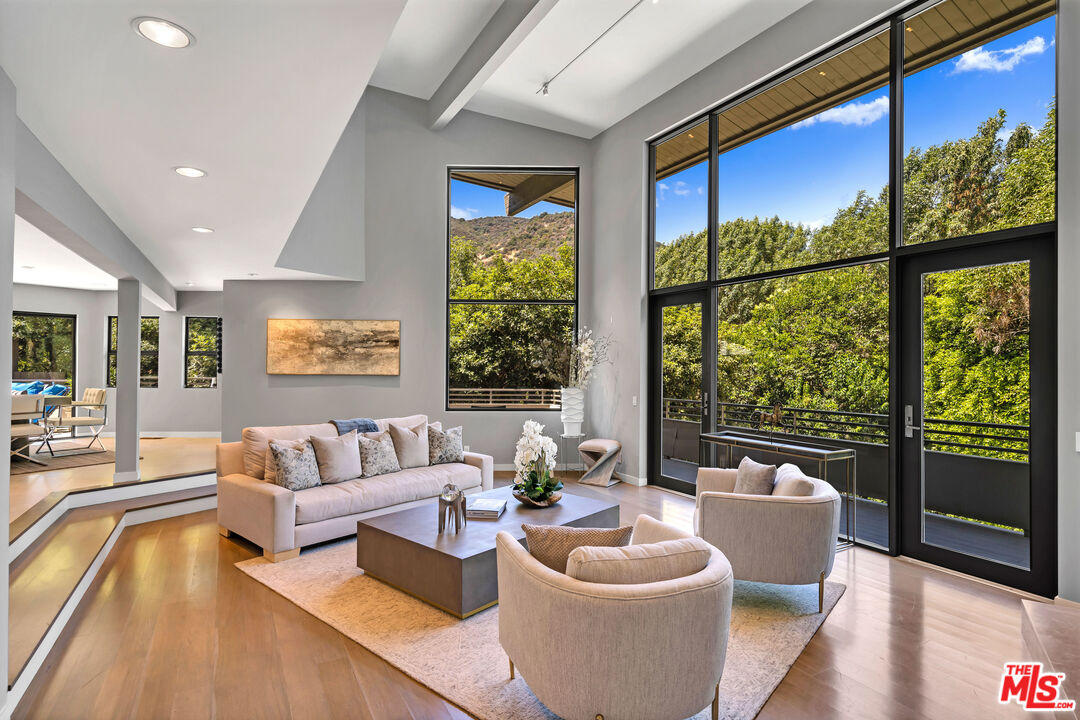 3386 Mandeville Canyon Rd