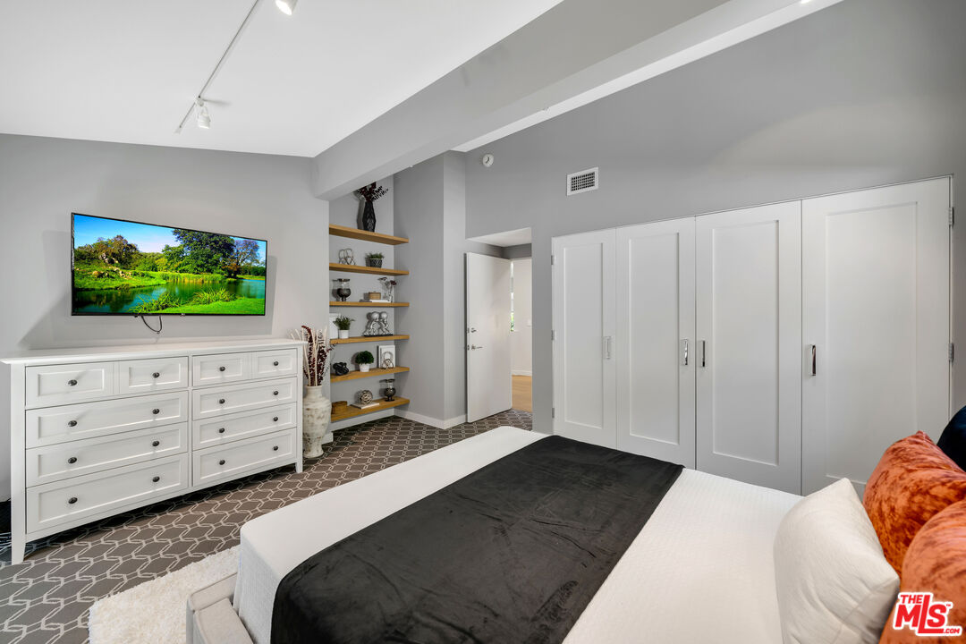 3386 Mandeville Canyon Rd