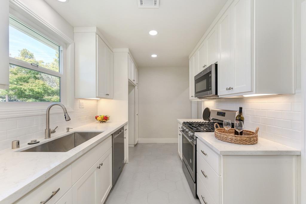 4991 Helen Way