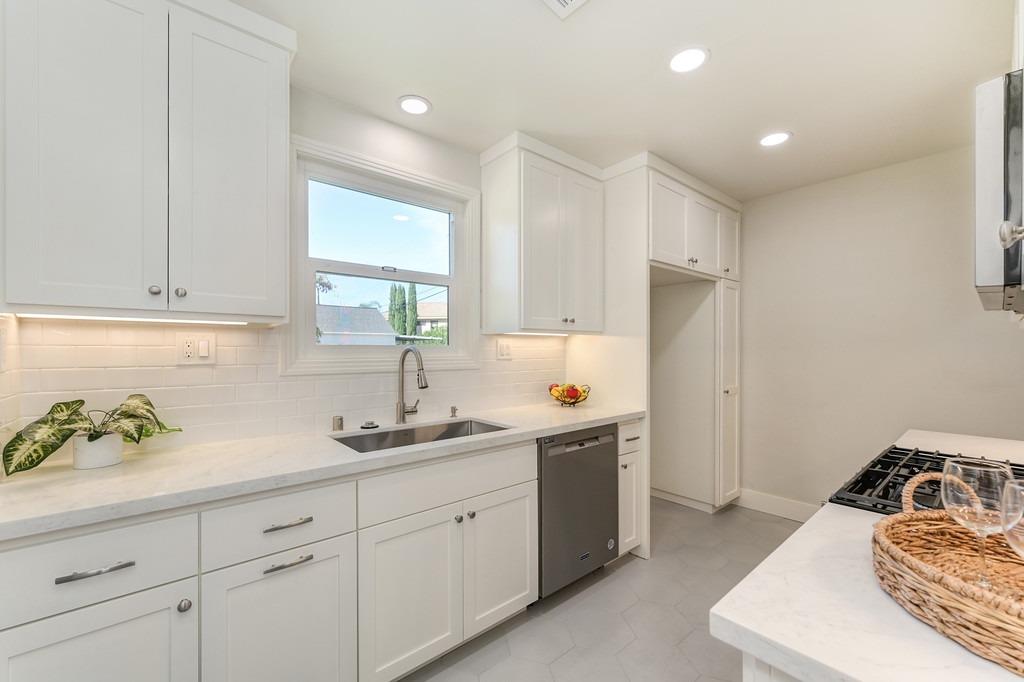 4991 Helen Way