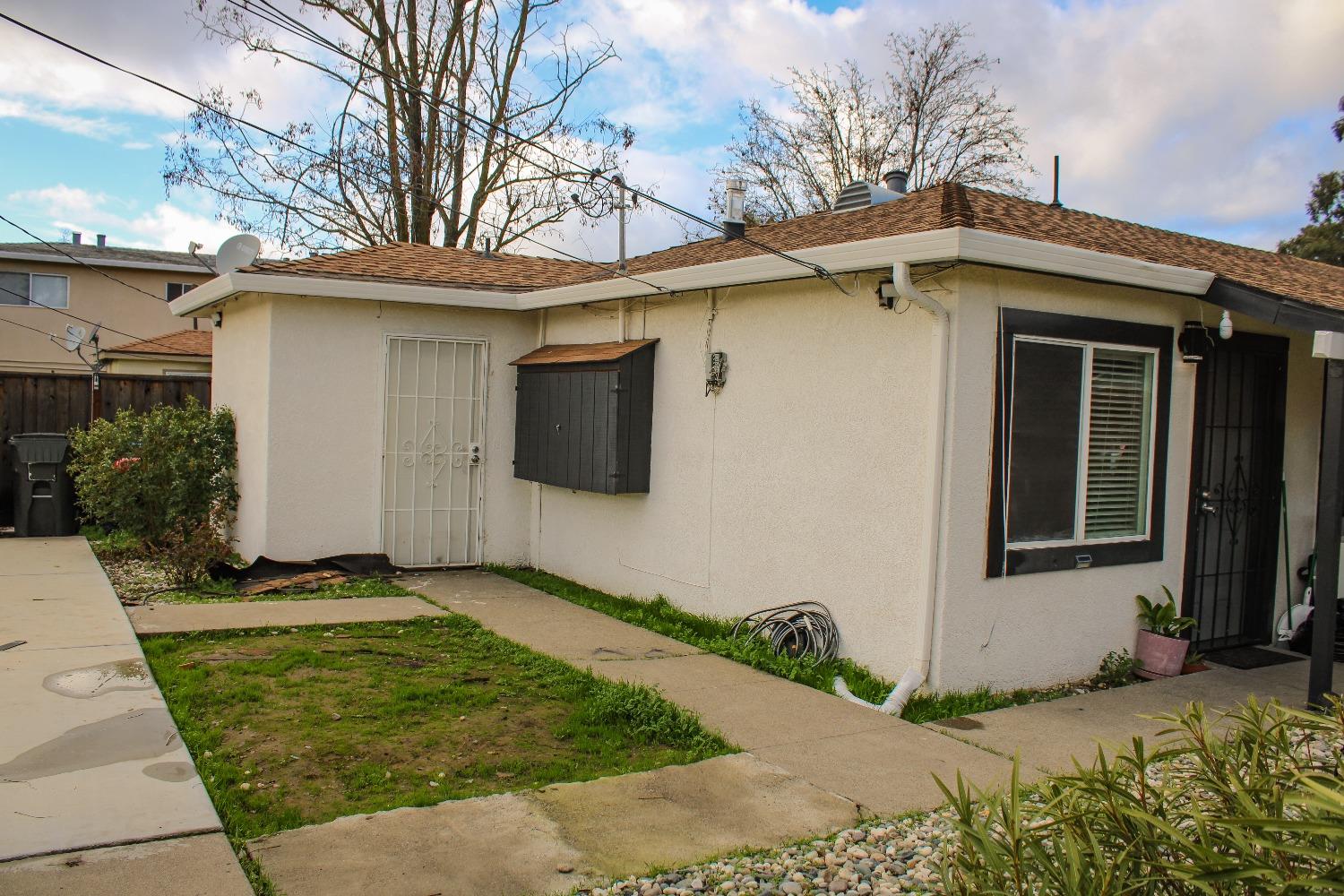 748 Lampasas Avenue