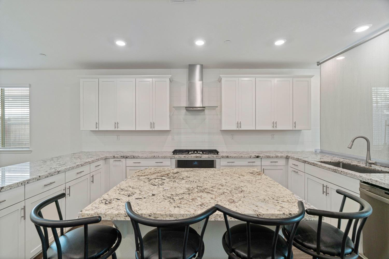 1032 W Sebaga st