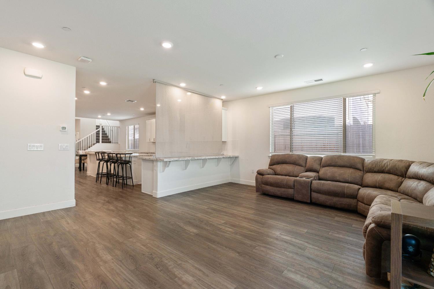 1032 W Sebaga st