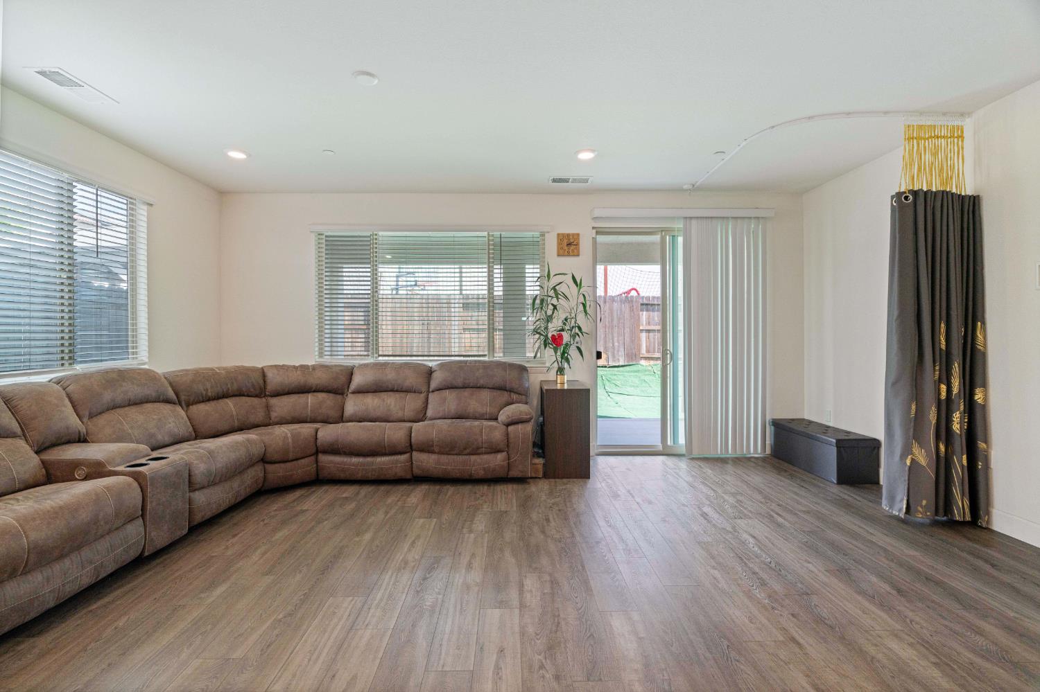 1032 W Sebaga st