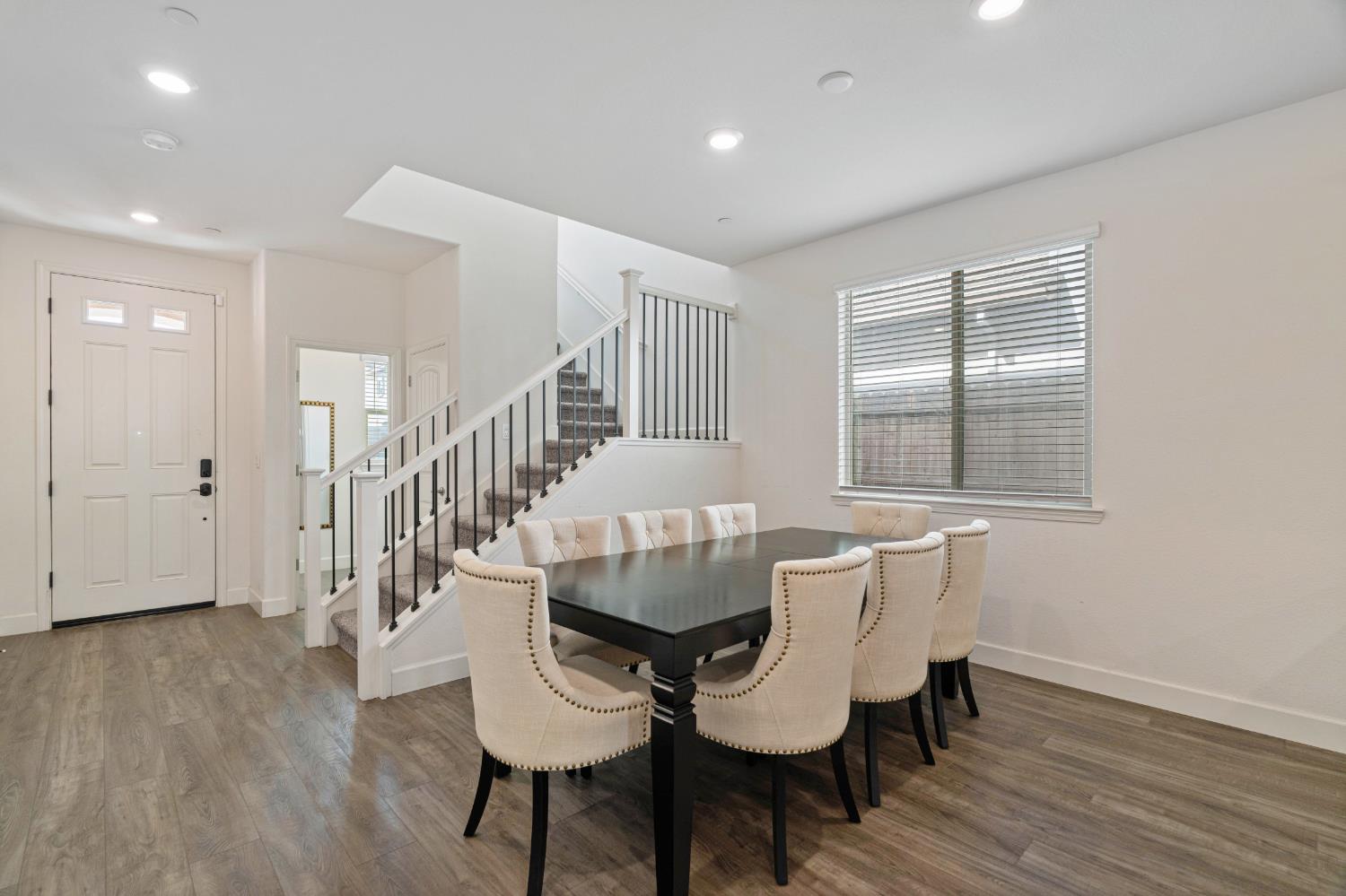 1032 W Sebaga st