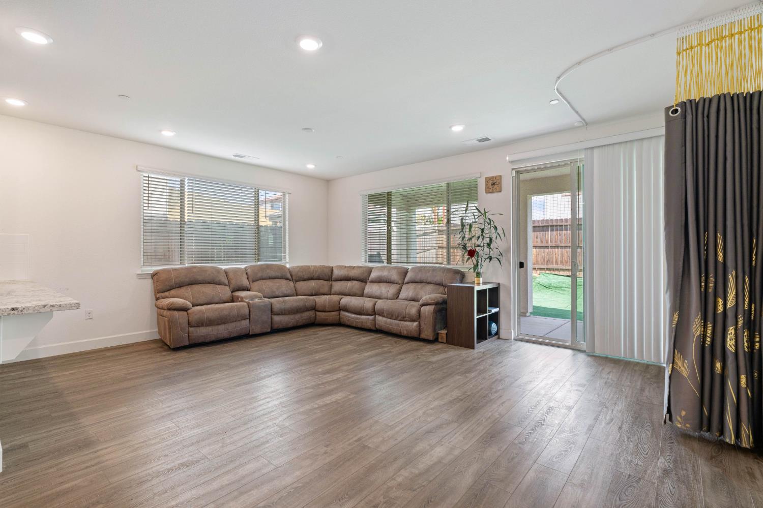 1032 W Sebaga st