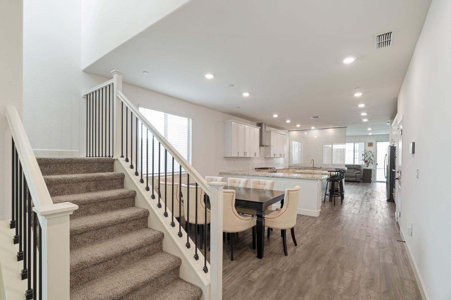 1032 W Sebaga st
