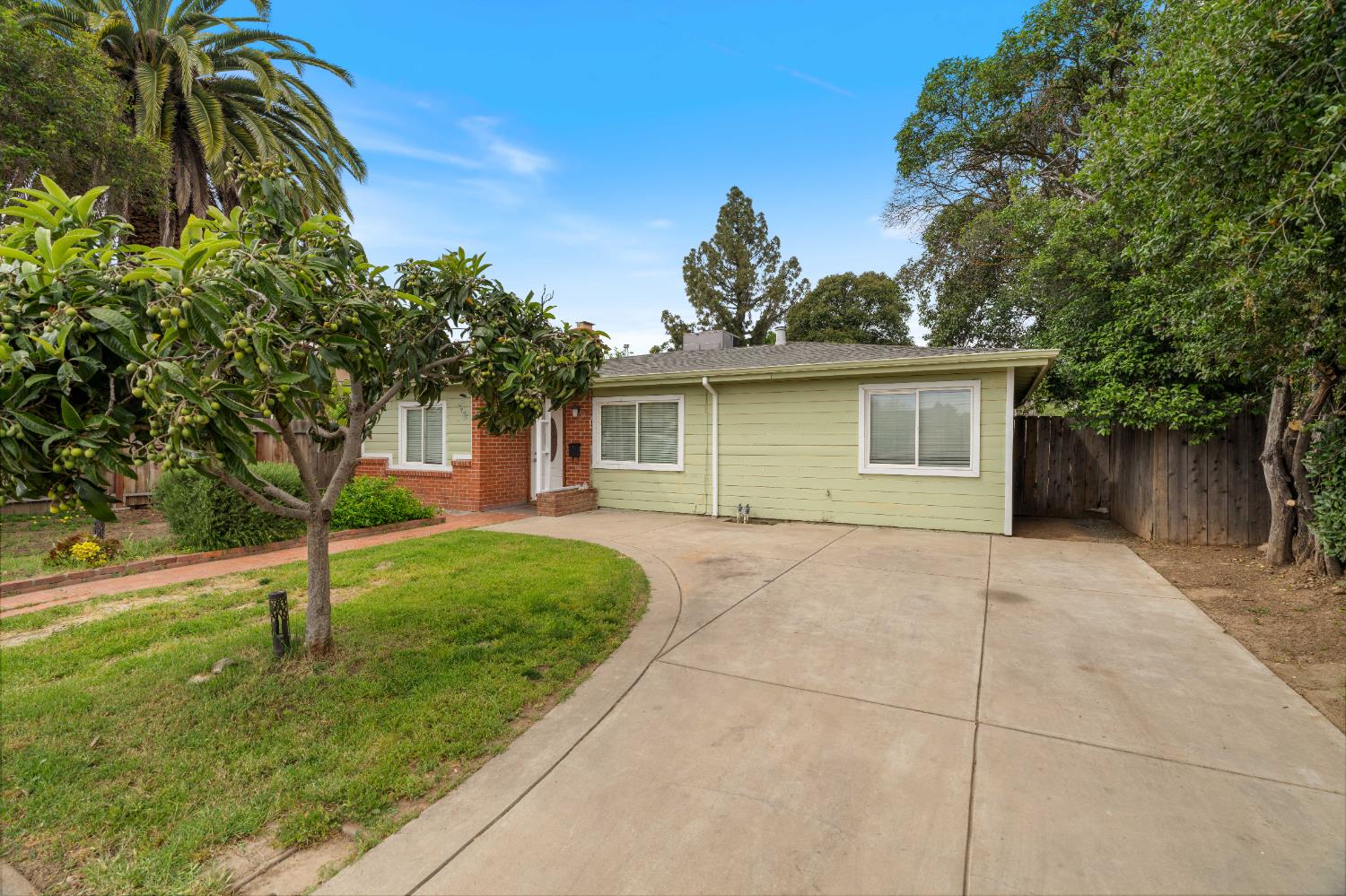 1739 La Jolla Drive