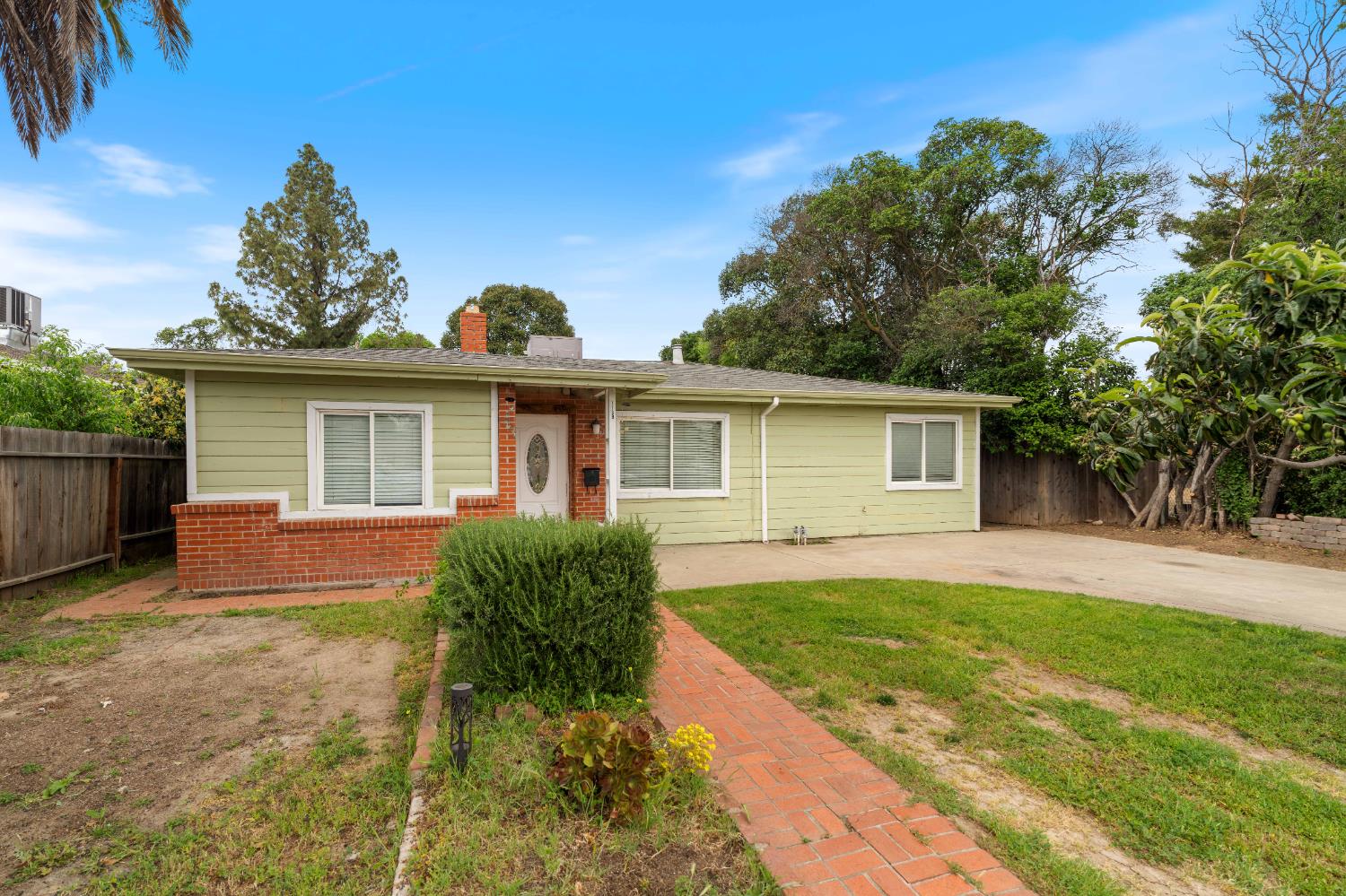 1739 La Jolla Drive