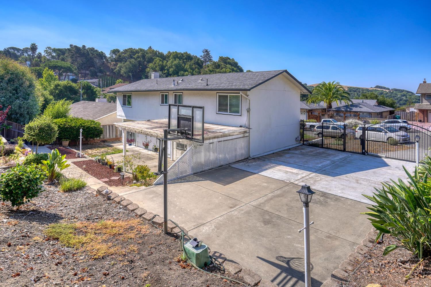 3390 Pinewood Court