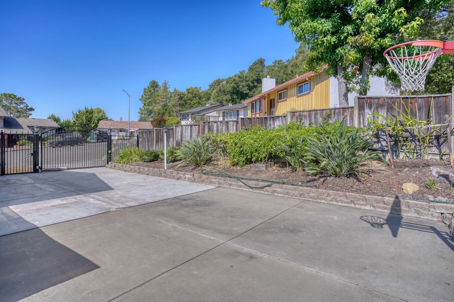 3390 Pinewood Court