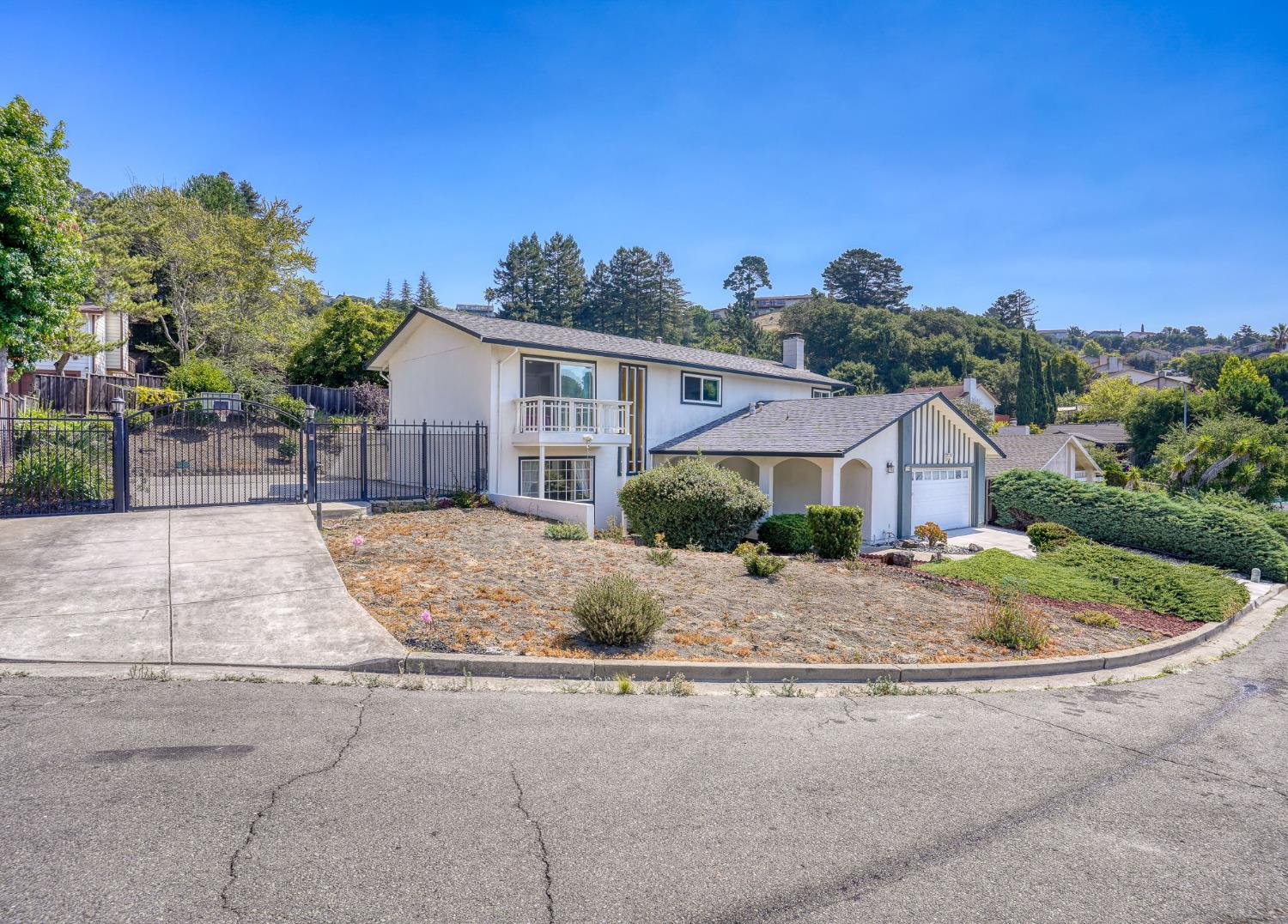3390 Pinewood Court