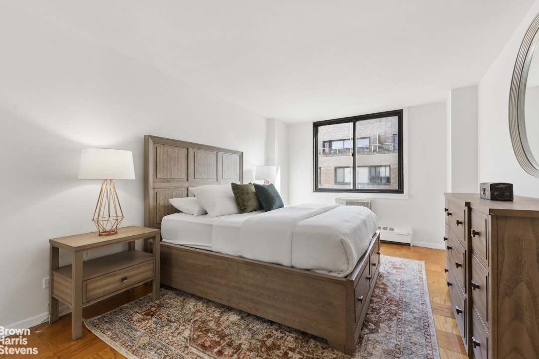 16 W 16TH Street 14MN