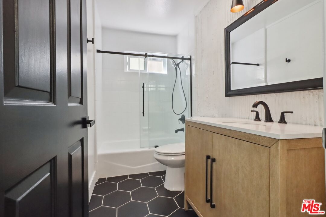 1160 Granville Ave Unit: 104