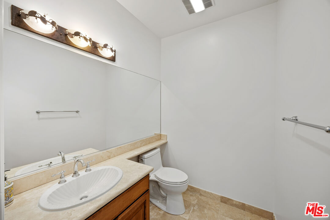 118 S Clark Dr Unit: 302