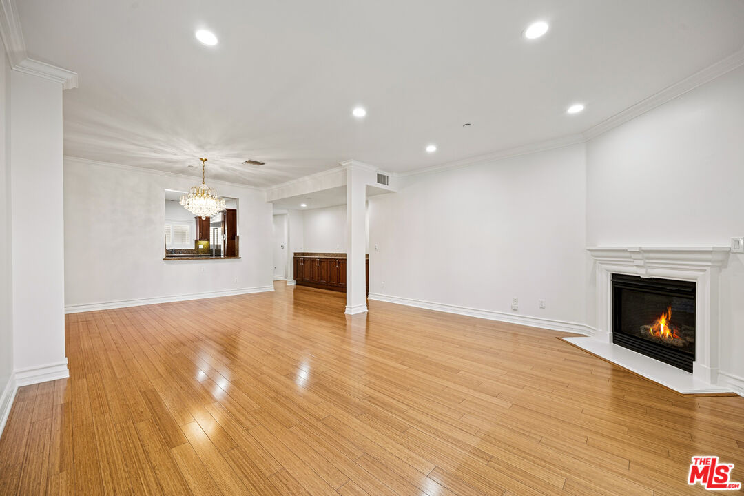 118 S Clark Dr Unit: 302