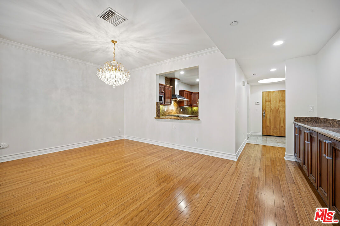 118 S Clark Dr Unit: 302