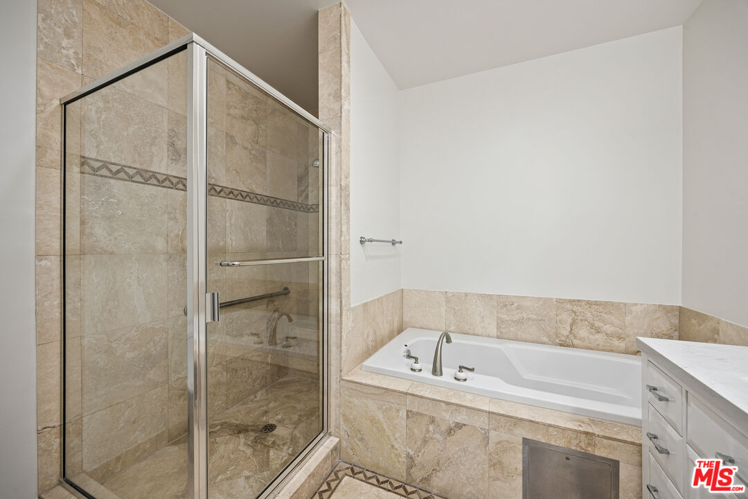 118 S Clark Dr Unit: 302