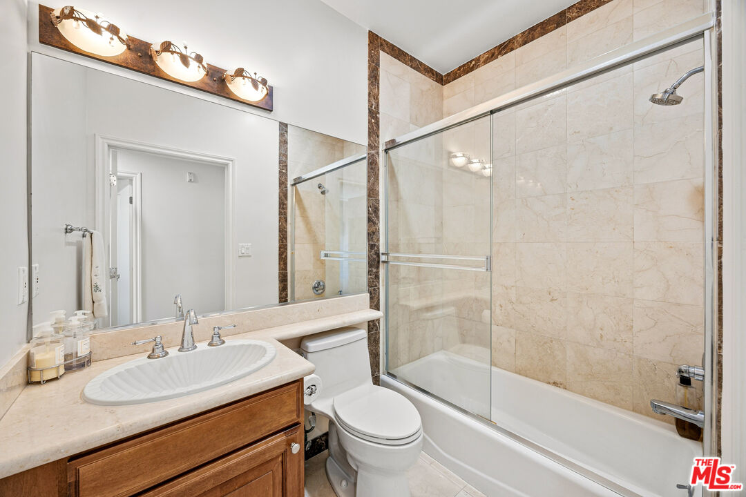 118 S Clark Dr Unit: 302