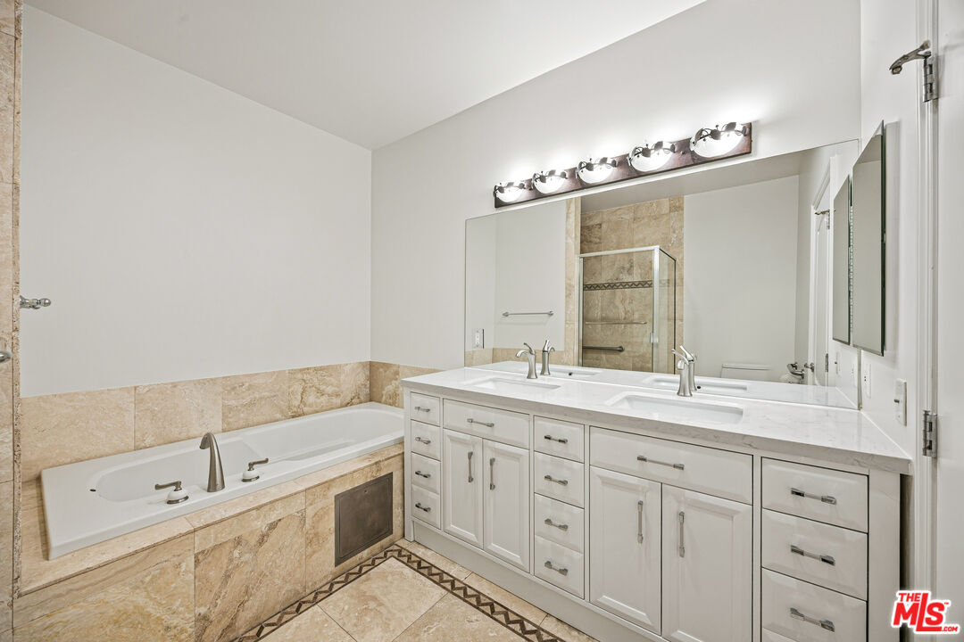 118 S Clark Dr Unit: 302