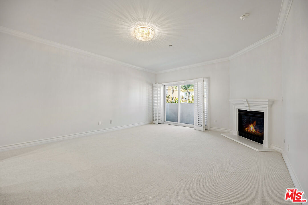 118 S Clark Dr Unit: 302