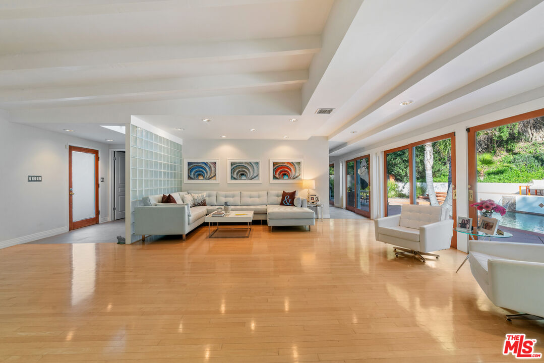4858 Topeka Dr