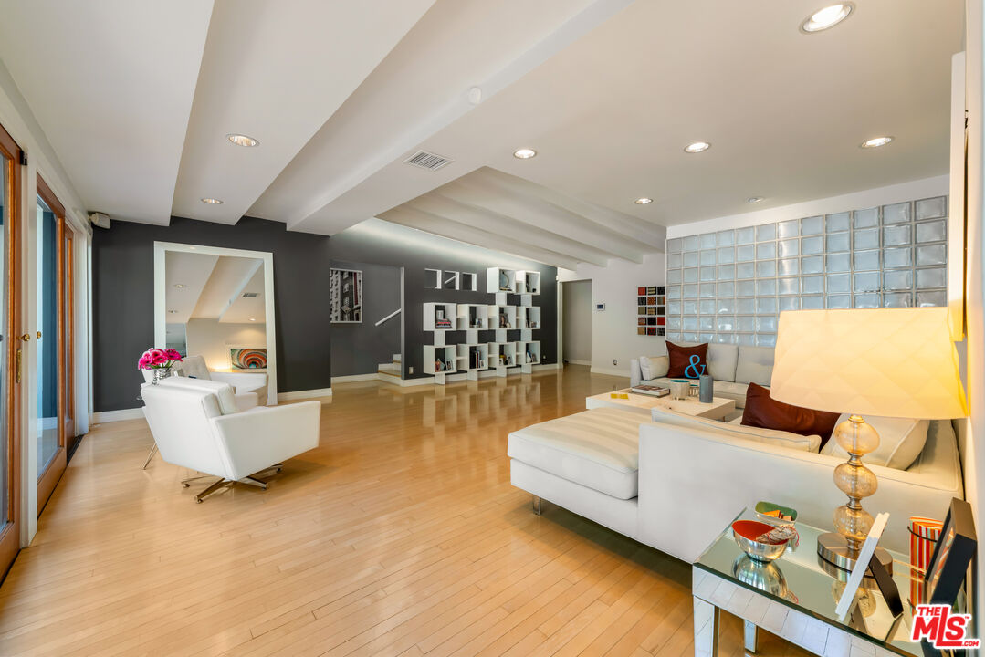 4858 Topeka Dr