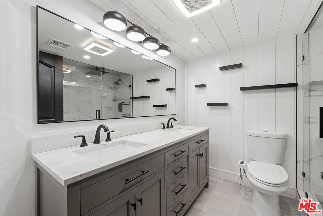 1160 Granville Ave Unit: 104