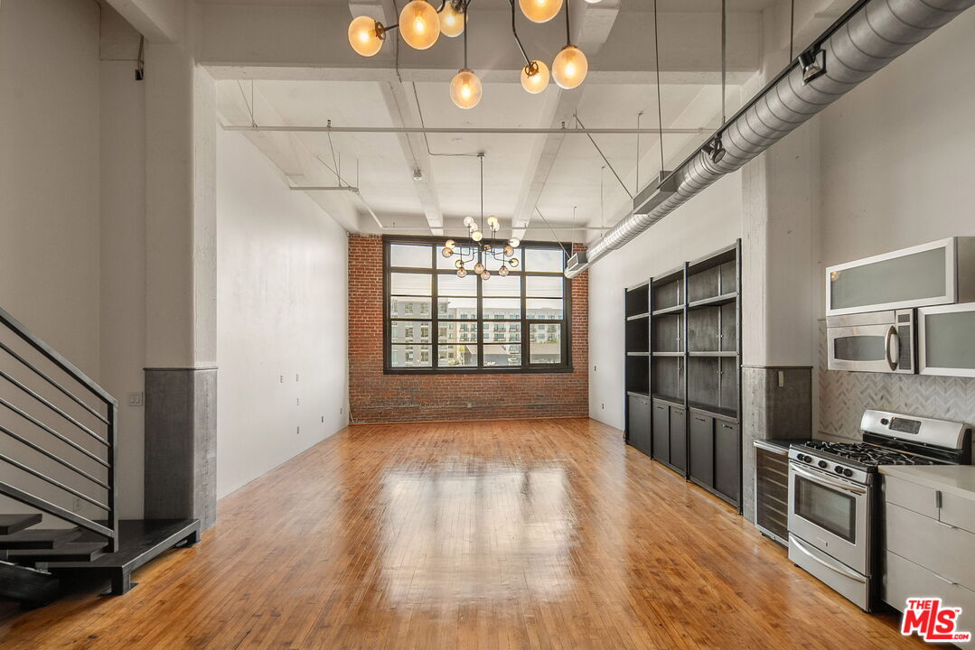 1850 Industrial St Unit: 305