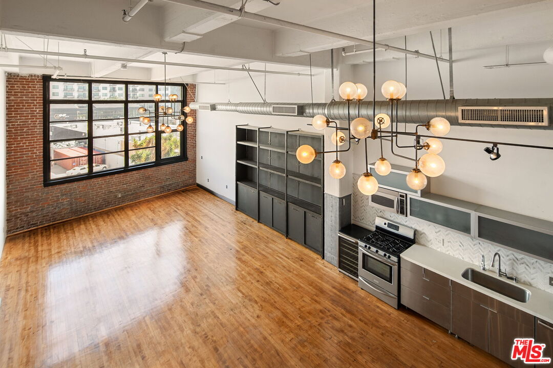 1850 Industrial St Unit: 305