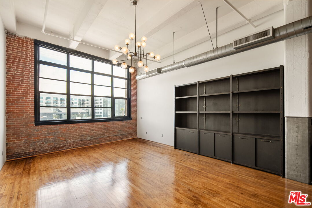 1850 Industrial St Unit: 305