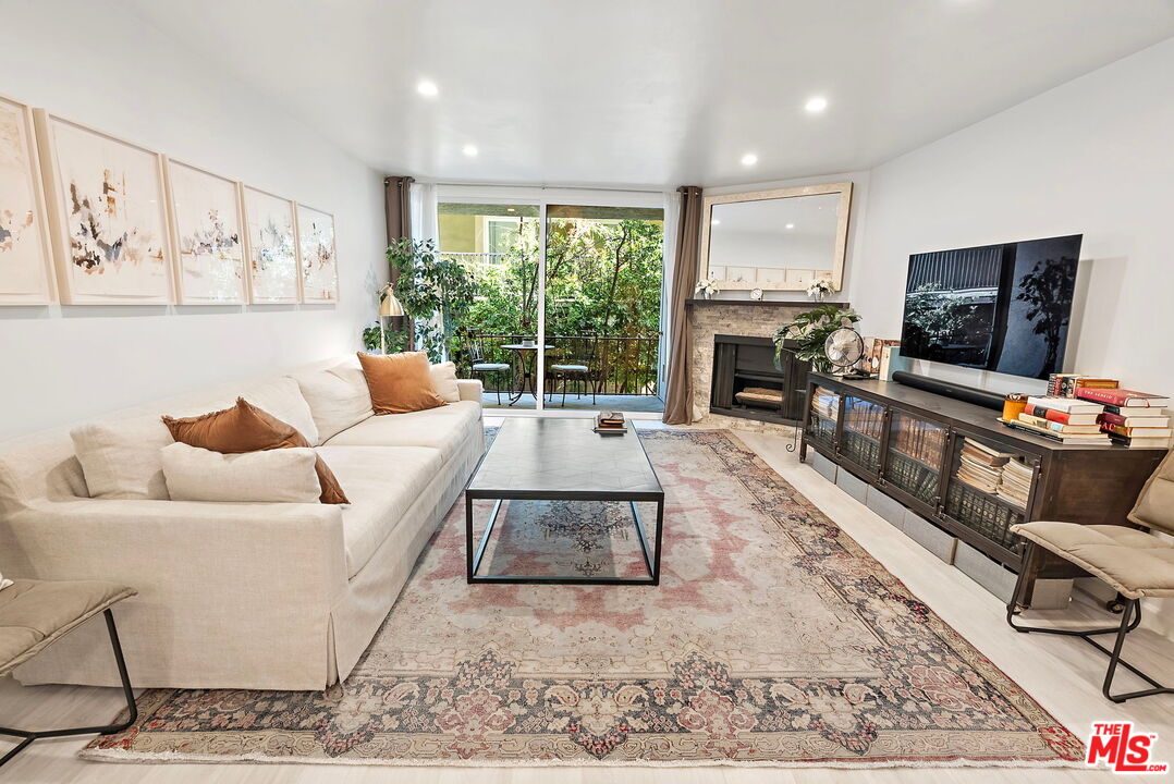 838 S Barrington Ave Unit: 203