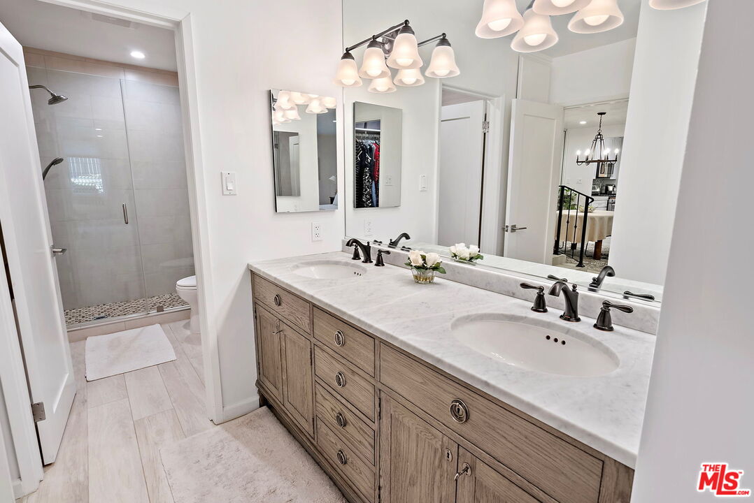 838 S Barrington Ave Unit: 203