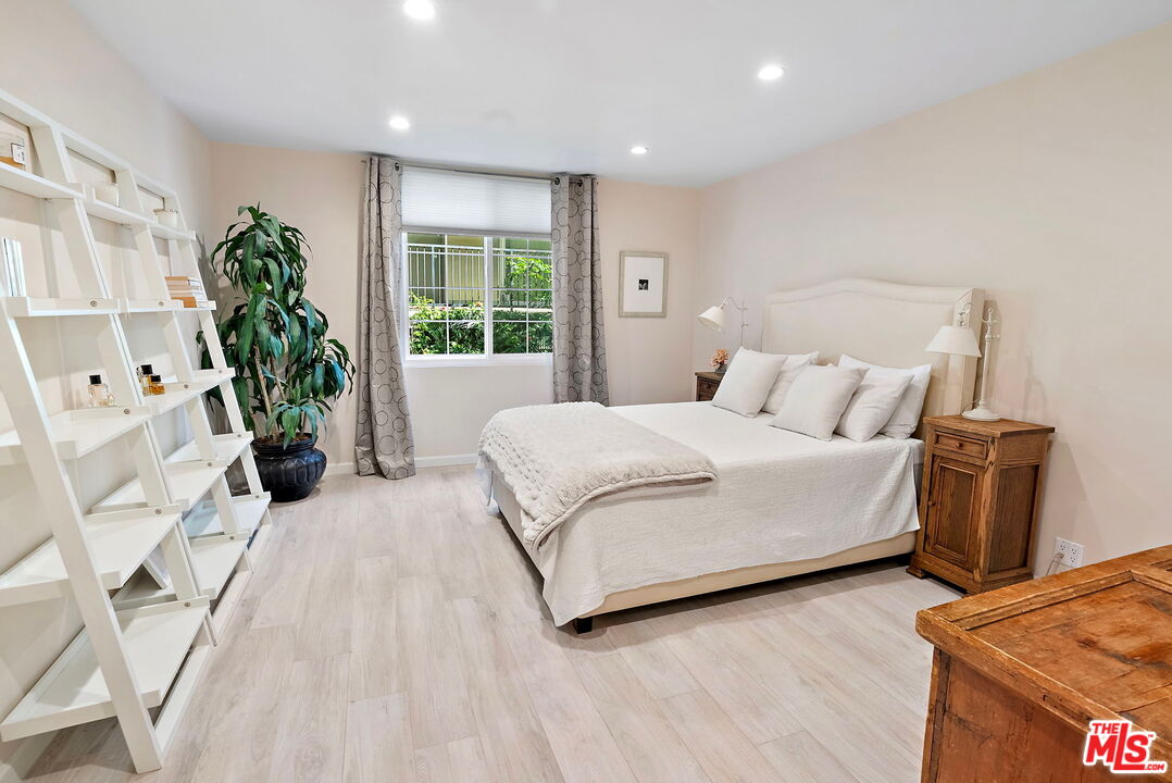 838 S Barrington Ave Unit: 203