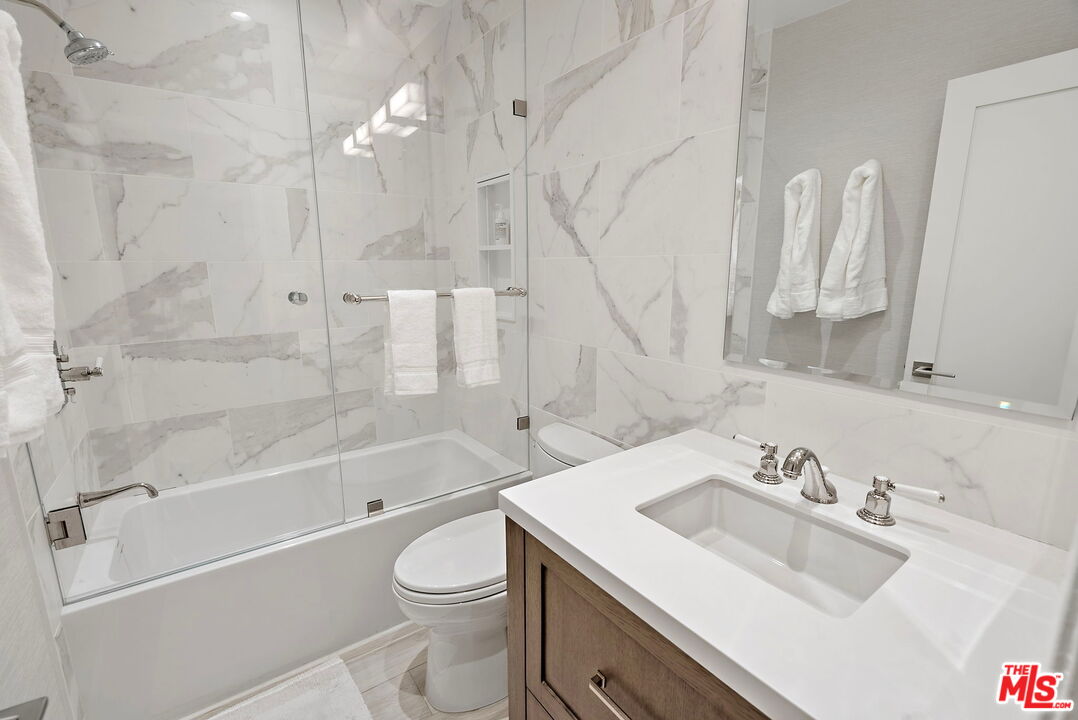 838 S Barrington Ave Unit: 203