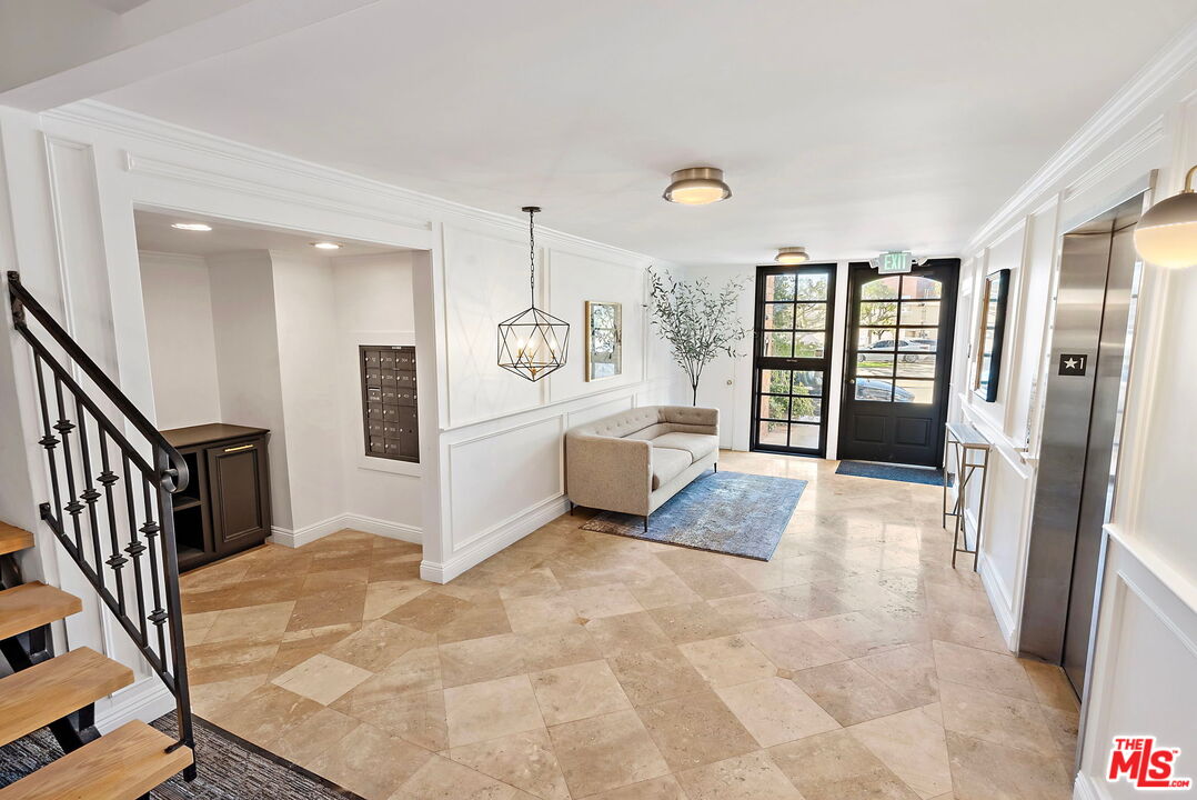 838 S Barrington Ave Unit: 203